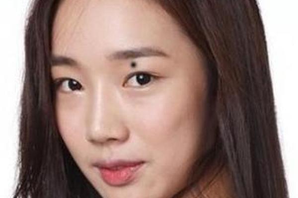 女人面部痣相与爱情、事业的关联性