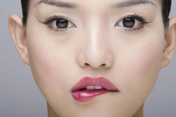 歪嘴面相解密：为什么有些人天生嘴歪
