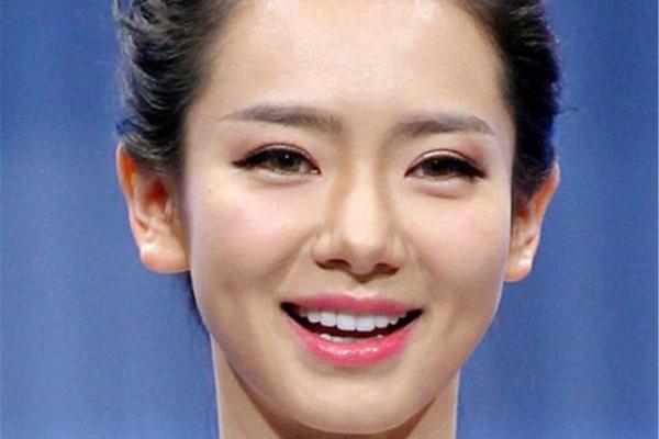 命理学视角下的割双眼皮：是否能改变人生运势