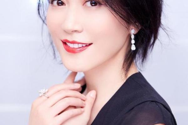 通过俞飞鸿八字看她如何迎接人生巅峰