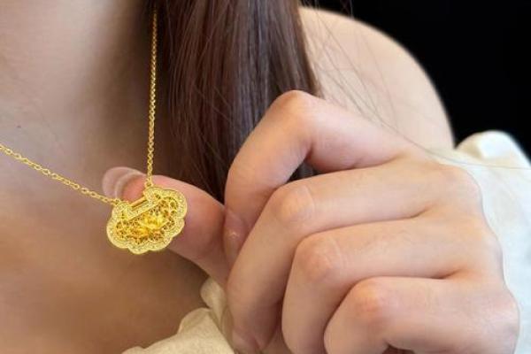 美丽脖颈上的锁：是巧合还是注定？