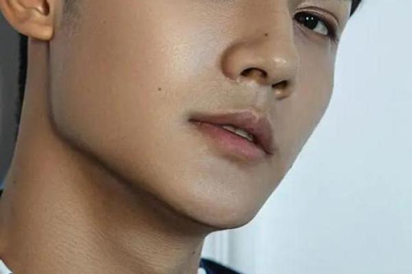 痣男魅力，左边脸的神秘符号