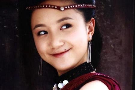 痣相美女的眉眼故事：眉心痣，命运转折点？