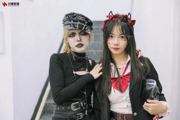 万圣狂欢夜，鬼魅服饰大秀揭秘全球最独特的万圣节风俗