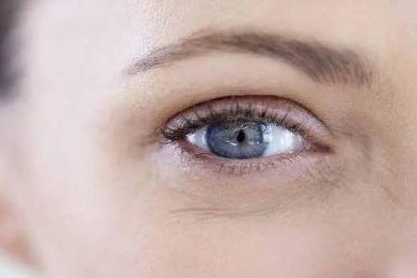 眼角向下泄露的秘密：揭秘面相中的财运危机
