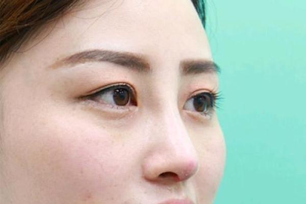 翘鼻美女财运亨通，揭秘面相中的神秘力量