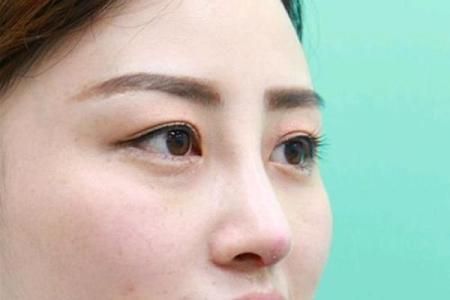 翘鼻美女财运亨通，揭秘面相中的神秘力量