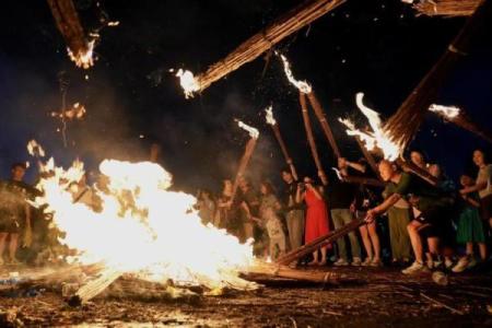 火把狂欢·花海欢歌——探寻白族彝族的民族风情盛典