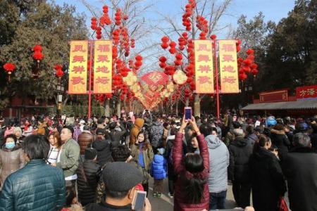 五福临门迎新春，红包满天庆团圆——民俗盛宴过大年