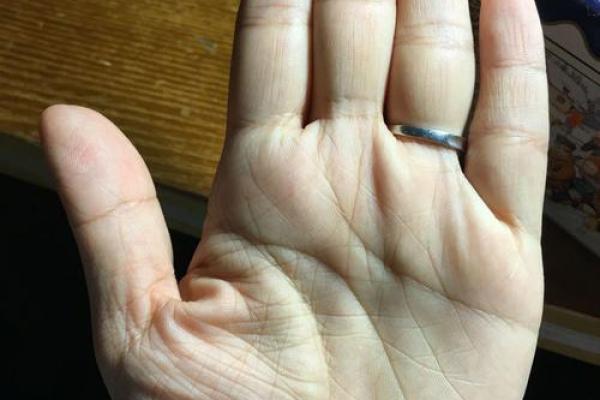 手相揭秘：女命事业线未穿过，预示着怎样的命运转折？