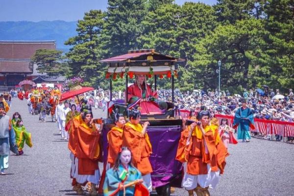 从祭祀到庆典：古代节日的多重面貌