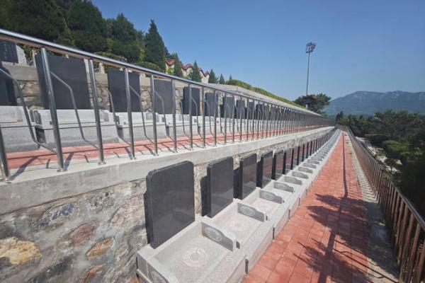 揭秘：如何让公墓风水更上一层楼，打造家族吉祥福地