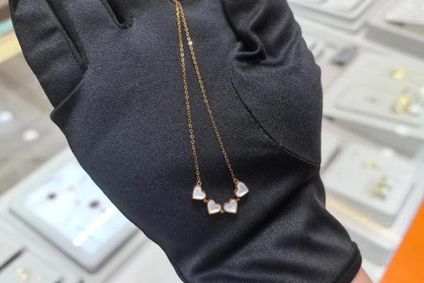 土命专属：揭秘最适合佩戴的幸运饰品