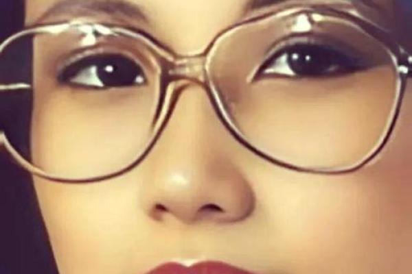 汪明荃面相揭秘：美貌与智慧并存，她究竟隐藏着哪些成功秘诀？