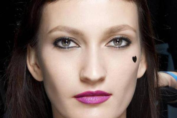 左脸魅力,右痣添一抹风情 左脸魅力,右痣添一抹风情