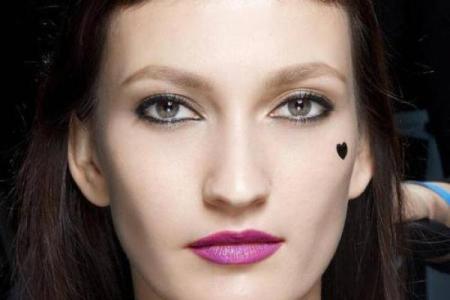 左脸魅力,右痣添一抹风情