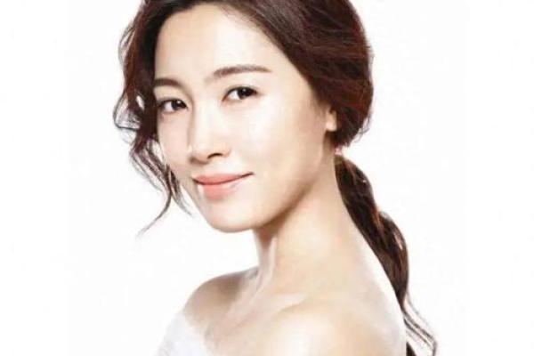 笑靥如花，酒窝佳人：揭秘面相中的甜蜜密码