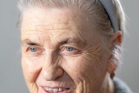 女性白发与命运的深刻关系