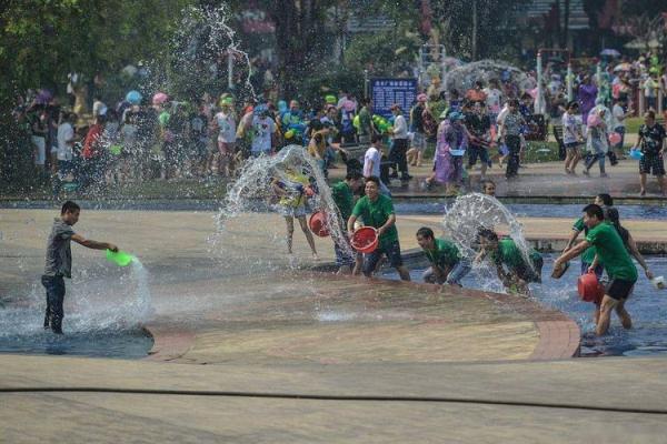 傣族水花节：泼水狂欢，传承千年民俗魅力