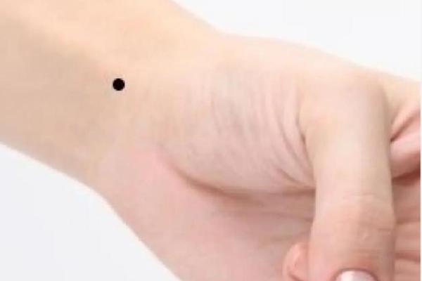 男士眼周痣：运势密码还是时尚标志？