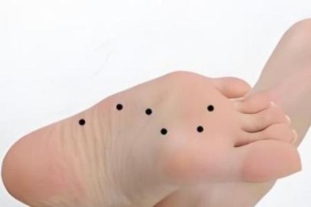 脚拇指痣魅力大揭秘：男人的独特魅力符号