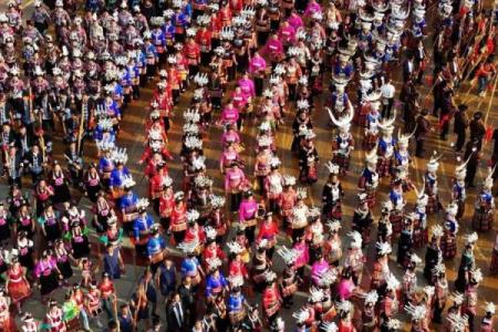 苗族狂欢节：揭秘神秘民俗，带你领略苗族节日魅力